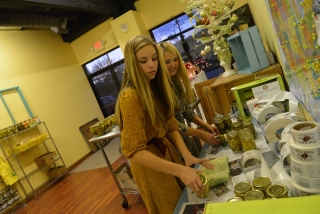 Phickles Pickles owner Angie Tillman and Clarke Central High School freshman Kat Tillman prepare jars of their famous phickles to sell to customers. Photo by Maria Velasquez.
